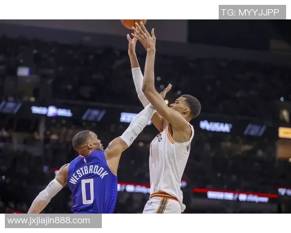 文班亚马新秀赛季表现抢眼场均20分10篮板3盖帽领跑联盟